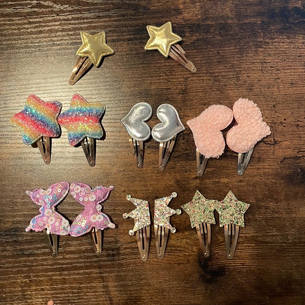 14 pieces little girl hair clips unused